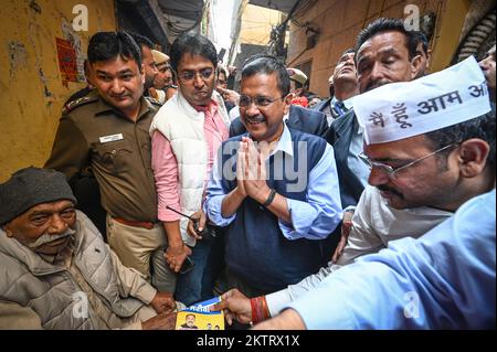 Neu-Delhi, Indien. 29.. November 2022. NEU-DELHI, INDIEN - NOVEMBER 29: Delhi-Ministerpräsident Arvind Kejriwal wurde am 29. November 2022 zusammen mit seinen Anhängern während des Tür-zu-Tür-Wahlkampfes in den Straßen von Chirag Delhi in Neu-Delhi, Indien, gesehen. (Foto: Sanchit Khanna/Hindustan Times/Sipa USA) Guthaben: SIPA USA/Alamy Live News Stockfoto