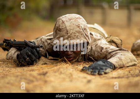 Parris Island, South Carolina, USA. 16.. November 2022. Rekruten bei der Hotel Company, 2. Recruit Training Bataillon, Manöver durch den Day Movement Kurs an Bord des Marine Corps Recruit Depot Parris Island, S.C., 16. November 2022. Rekruten werden getestet, um sich unter simulierten Kampfbedingungen als Feuerwehr-Team zu bewegen. (USA Foto des Marine Corps von Lance CPL. Blake A. Gonter) Kredit: USA Marines/ZUMA Press Wire Service/ZUMAPRESS.com/Alamy Live News Stockfoto