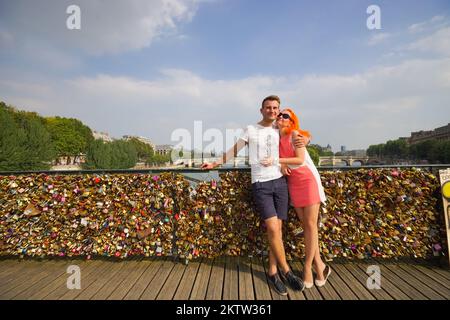 Ein hübsches junges, verliebtes, weißes Paar in Paris Stockfoto