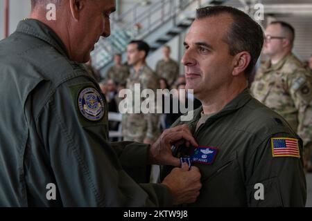 21. November 2022 - Joint Base Charleston, South Carolina, USA - pensionierter Oberstleutnant Trey Adams, 701. Airlift Squadron C-17 Pilot, wird das Distinguished Flying Cross von U.S. präsentiert General Mike Minihan, Befehlshaber des Luftwaffenkommandos, während einer Zeremonie im November auf der Joint Base Charleston, South Carolina. 21, 2022. Die DFC-Zeremonie war die größte ihrer Art, und 51 Flugzeuge wurden der DFC für ihre heldenhaften Aktionen während der Operation Allies Refuge Evakuierung vorgestellt. Adams spielte eine wichtige Rolle im Flugbetrieb während der Geburt eines kleinen Mädchens in einem der 315. Airlifts Stockfoto