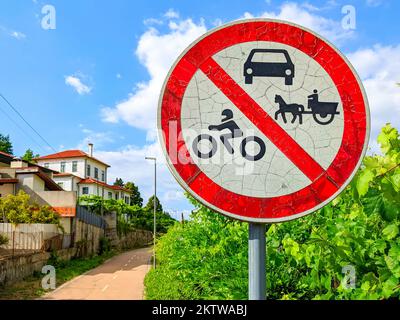 Verbotsschild, Autos, Motorräder oder Pferdewagen dürfen nicht passieren. Dorf und Weinberge, privates Gebiet. Portugal Stockfoto