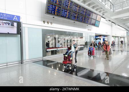 HONGKONG - 11. DEZEMBER: Internationaler Flughafen Hongkong am 11. Dezember 2014 in Hongkong, China. Der beste Flughafen unter den Passagieren im Jahr Stockfoto