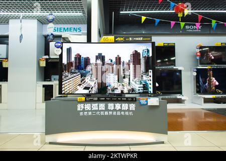 SHENZHEN, CHINA - 19. JANUAR: Innenausstattung des Einkaufszentrums in Shenzhen am 19. Januar 2015. Shenzhen gilt als einer der erfolgreichsten Sonderwirtschaftsbetriebe Stockfoto