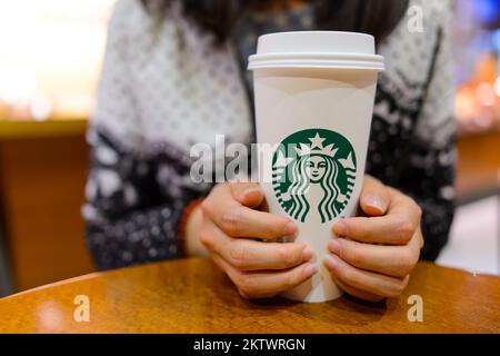 SHENZHEN, CHINA - 31. JANUAR 2015: Starbucks Gast hält eine Tasse Kaffee. Starbucks Corporation ist ein amerikanisches globales Kaffeeunternehmen und Kaffeehaus Stockfoto
