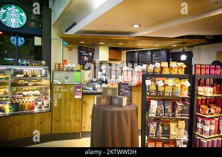 HONGKONG, CHINA - 04. FEBRUAR 2015: Innenausstattung des Starbucks Cafés. Die Starbucks Corporation ist ein amerikanisches globales Kaffeeunternehmen mit Sitz in einer Kaffeekette Stockfoto