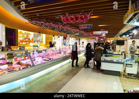 Hongkong, China - Februar 04, 2015: Einkaufszentrum Interieur. In Hongkong eine große Auswahl an Boutiquen, designer Flagship Stores, Res Stockfoto