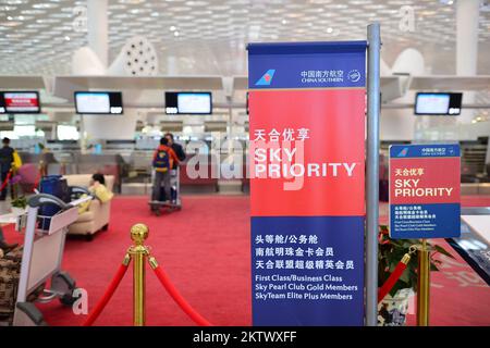 SHENZHEN, CHINA - 16. FEBRUAR 2015: flughafeninnenraum. Der internationale Flughafen Shenzhen Bao'an liegt in der Nähe der Dörfer Huangtian und Fuyong in Bao'an D. Stockfoto