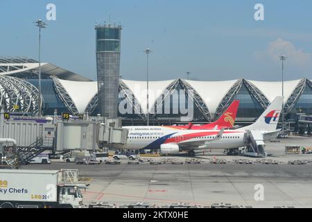 BANGKOK, THAILAND - 31. MÄRZ 2015: Angedockte Flüge am Flughafen Bangkok Suvarnabhumi. Der Flughafen Suvarnabhumi ist einer von zwei internationalen Flughäfen Stockfoto