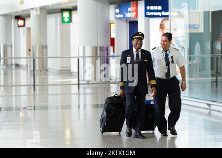 HONGKONG - 15. APRIL 2015: Piloten von United Airlines nach dem Flug. United Airlines, Inc. Ist eine große amerikanische Fluggesellschaft mit Hauptsitz in Chicago, Illin Stockfoto