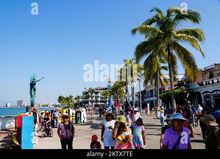 Puerto Vallarta, Mexiko - 9. November 2022 - der Blick auf die Straße am Strand voller Touristen Stockfoto