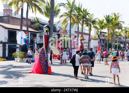 Puerto Vallarta, Mexiko - 9. November 2022 - der Blick auf die Straße mit Schreinen für den Tag der Toten Stockfoto