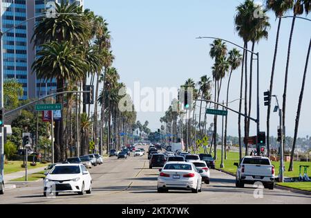 Long Beach, Kalifornien, USA - 12. November 2022 - der Blick auf den Verkehr entlang der Lindero Avenue an einem sonnigen Tag Stockfoto