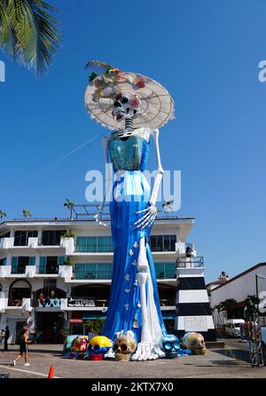 Puerto Vallarta, Mexiko - 9. November 2022 - der hohe blaue Schrein für den Tag der Toten Stockfoto