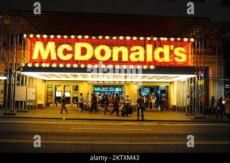 NEW YORK, USA - 28. SEPTEMBER 2011: McDonals's Restaurantfassade. Die McDonald's Corporation ist die weltweit größte Kette von Fast-Food-Restaurants für Hamburger Stockfoto