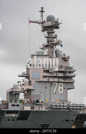 Der US-Flugzeugträger USS Gerald R Ford (CVN 78) am 16.. November 2022 vor Anker in Solent, Vereinigtes Königreich. Stockfoto