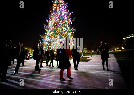 Washington, Vereinigte Staaten. 29.. November 2022. Die Sprecherin des Repräsentantenhauses der Vereinigten Staaten, Nancy Pelosi (Demokrat von Kalifornien), geht nach der Beleuchtung des Capitol Christmas Tree im US Capitol in Washington, DC, Dienstag, den 29. November 2022. Kredit: Rod Lamkey/CNP/dpa/Alamy Live News Stockfoto