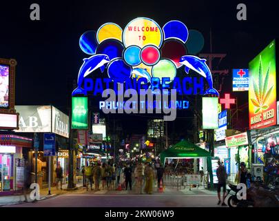 Bangla Road, Patong Beach, Phuket, Thailand - 29. November 2022: Eingangsschild Bangla Road. Patong Beach, das beliebteste Reiseziel in Phuket Stockfoto