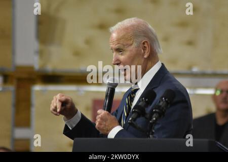 Bay City, Usa. 29.. November 2022. Der Präsident der Vereinigten Staaten Joe Biden hält am 29. November 2022 in Bay City, Michigan, USA, eine Rede. (Foto: Kyle Mazza/Sipa USA) Guthaben: SIPA USA/Alamy Live News Stockfoto