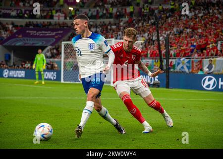 Al-Rayyan, Katar. 29.. November 2022. Philip Foden aus England und Joe RODON aus Wales beim FIFA-Weltmeisterschaftsspiel der Gruppe B zwischen Wales und England 2022 im Ahmad bin Ali Stadium in Al Rayyan, Katar, am 29. November 2022 (Foto: Andrew Surma/Credit: SIPA USA/Alamy Live News) Stockfoto