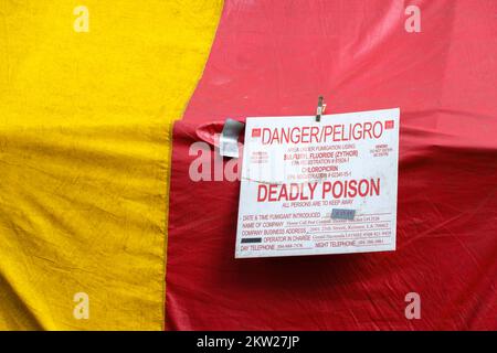 NEW ORLEANS, LA, USA - 29. NOVEMBER 2022: Danger, Deadly Poison Schild auf der Vorderseite des baulichen Begasungszelts Stockfoto