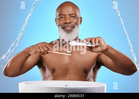 Wasserspritzer, Zahnarzt und Senior-Schwarzer mit Zahnbürste und Zahnpasta zum Zähneputzen im Studio. Gesicht, Porträt und alter Mensch Stockfoto