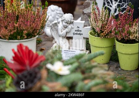 Kusel, Deutschland. 29.. November 2022. An der Gedenkstätte befinden sich eine Gedenkstatue und Blumen für zwei Polizisten, die im Dienst in der Nähe des Tatorts auf der K 22 bei Kusel getötet wurden. Das Urteil im Mordprozess gegen die beiden Polizisten, die Ende Januar in der Nähe von Kusel (Westpfalz) getötet wurden, soll am 30. November vor dem Regionalgericht Kaiserslautern verkündet werden. Kredit: Harald Tittel/dpa/Alamy Live News Stockfoto