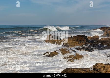 Wellen im Atlantik, felsige Küste bei Essaouira, Marokko, Afrika Stockfoto