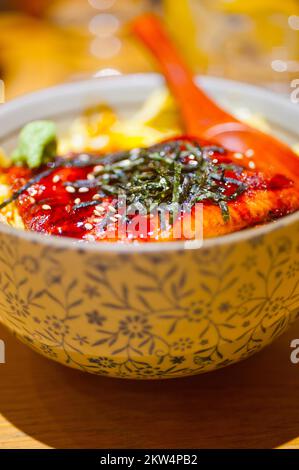 Traditionelle japanische Ramen-Nudeln mit Unagi-Aal auf der Oberseite Stockfoto