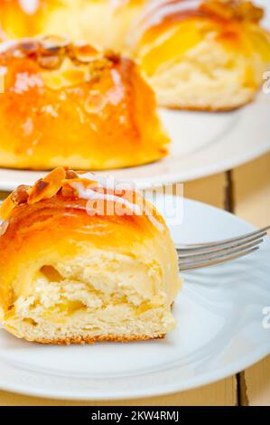 Frisch gebackener süßer Donut-Kuchen mit Mandeln und Puderzucker Stockfoto