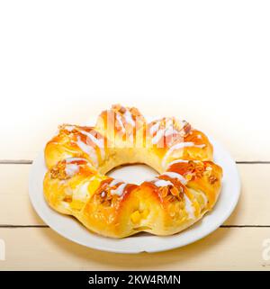 Frisch gebackener süßer Donut-Kuchen mit Mandeln und Puderzucker Stockfoto