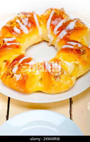 Frisch gebackener süßer Donut-Kuchen mit Mandeln und Puderzucker Stockfoto