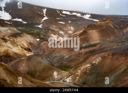 Dampfende Bäche zwischen bunten Rhyolitbergen in der geothermischen Region Hveradalir, Kerlingarfjöll, isländischen Highlands, Island, Europa Stockfoto