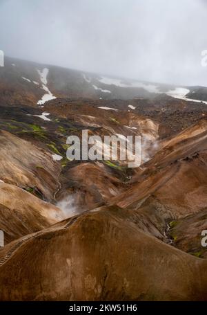 Dampfende Bäche zwischen bunten Rhyolitenbergen, geothermischer Region Hveradalir, Kerlingarfjöll, isländischen Hochland, Island, Europa Stockfoto