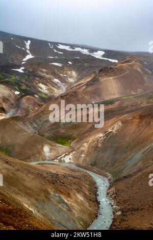 Dampfende Bäche zwischen bunten Rhyolitbergen in der geothermischen Region Hveradalir, Kerlingarfjöll, isländischen Highlands, Island, Europa Stockfoto