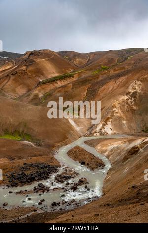 Dampfende Bäche zwischen bunten Rhyolitenbergen, geothermischer Region Hveradalir, Kerlingarfjöll, isländischen Hochland, Island, Europa Stockfoto