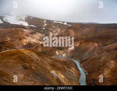 Dampfende Bäche zwischen bunten Rhyolitbergen in der geothermischen Region Hveradalir, Kerlingarfjöll, isländischen Highlands, Island, Europa Stockfoto