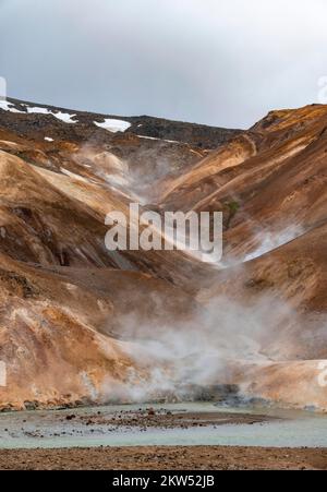 Dampfende Bäche zwischen bunten Rhyolitenbergen, geothermischer Region Hveradalir, Kerlingarfjöll, isländischen Hochland, Island, Europa Stockfoto