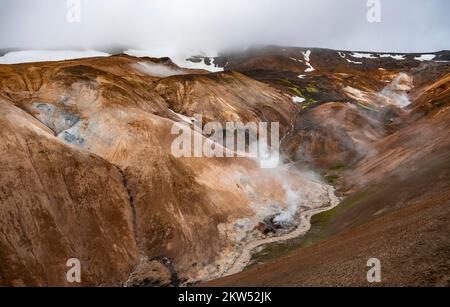 Dampfende Bäche zwischen bunten Rhyolitenbergen, geothermischer Region Hveradalir, Kerlingarfjöll, isländischen Hochland, Island, Europa Stockfoto