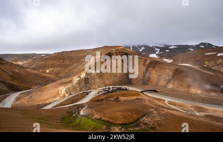 Dampfende Bäche zwischen bunten Rhyolitenbergen, geothermischer Region Hveradalir, Kerlingarfjöll, isländischen Hochland, Island, Europa Stockfoto