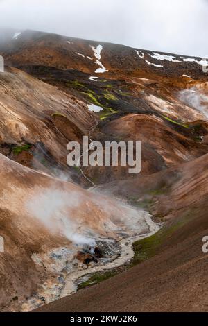 Dampfende Bäche zwischen bunten Rhyolitenbergen, geothermischer Region Hveradalir, Kerlingarfjöll, isländischen Hochland, Island, Europa Stockfoto