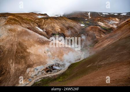 Dampfende Bäche zwischen bunten Rhyolitenbergen, geothermischer Region Hveradalir, Kerlingarfjöll, isländischen Hochland, Island, Europa Stockfoto