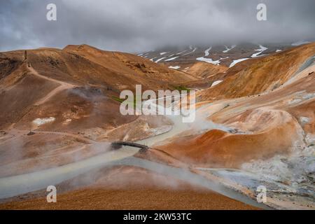 Dampfende Bäche und Brücke zwischen bunten Rhyolitenbergen, geothermisches Gebiet Hveradalir, Kerlingarfjöll, isländische Hochländer, Island, Europa Stockfoto