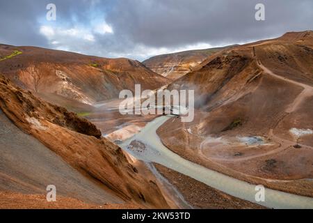 Dampfende Bäche zwischen bunten Rhyolitenbergen, geothermischer Region Hveradalir, Kerlingarfjöll, isländischen Hochland, Island, Europa Stockfoto