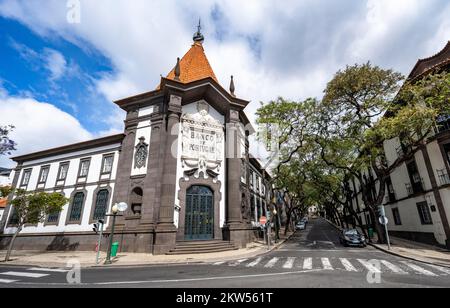 Imposantes Banco de Portugal Gebäude auf der Avenida Zarco, Funchal, Madeira, Portugal, Europa Stockfoto