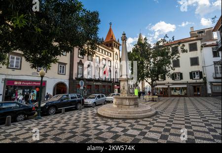 Platz mit Mosaikboden und Brunnen in der Altstadt, Largo do Chafariz, Funchal, Madeira, Portugal, Europa Stockfoto