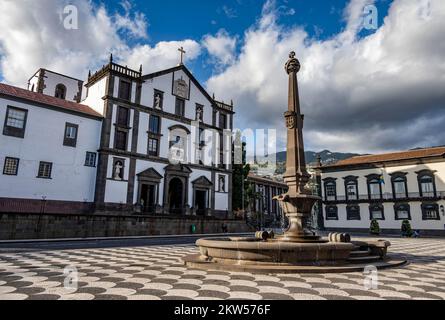 Kirche Igreja de São João Evangelista do Colégio do Funchal, Brunnen am Platz Largo do Município mit Mosaikboden, Altstadt, Funchal, Madeira, Hafen Stockfoto