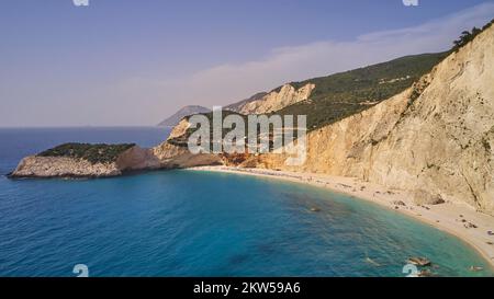 Drohnenschuss, Strände im Südwesten, Porto Katsiki, Klippen, weiße Felsen, Menschen am Strand, blaues und türkisfarbenes und grünes Meer, Lefkada Insel, Stockfoto