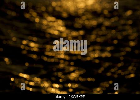 Leuchtendes Bokeh-Licht, isoliert auf schwarzem Hintergrund. Stockfoto