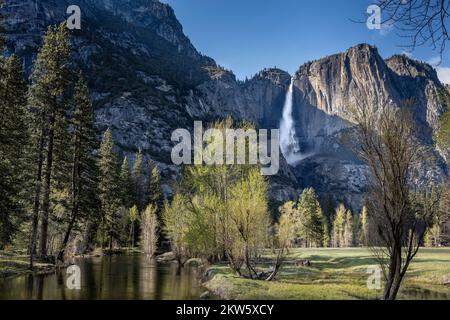 Landschaft des Merced River mit Yosemite Falls von der Swinging Bridge im Yosemite-Nationalpark Stockfoto