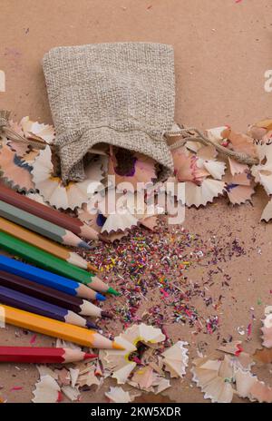 Bunten Bleistift Späne aus sack Stockfoto